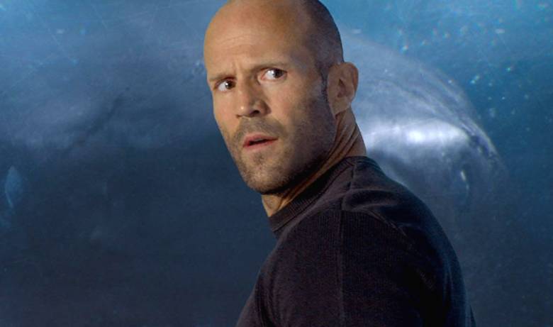 Hiu raksasa di belakang Jason Statham (dok. Warner Bros via nytimes.com)
