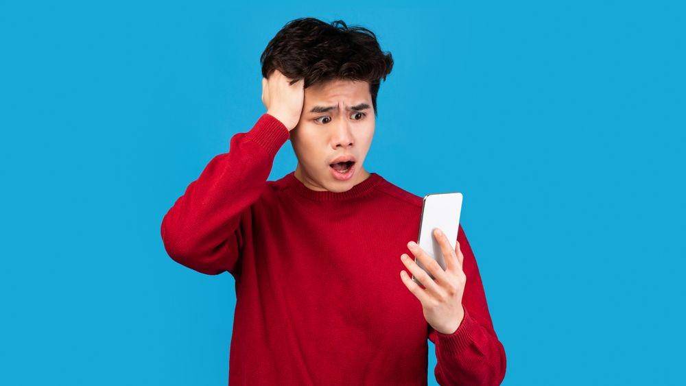Panik saat mengecek saldo di mobile banking (Shutterstock/Prostock-studio)