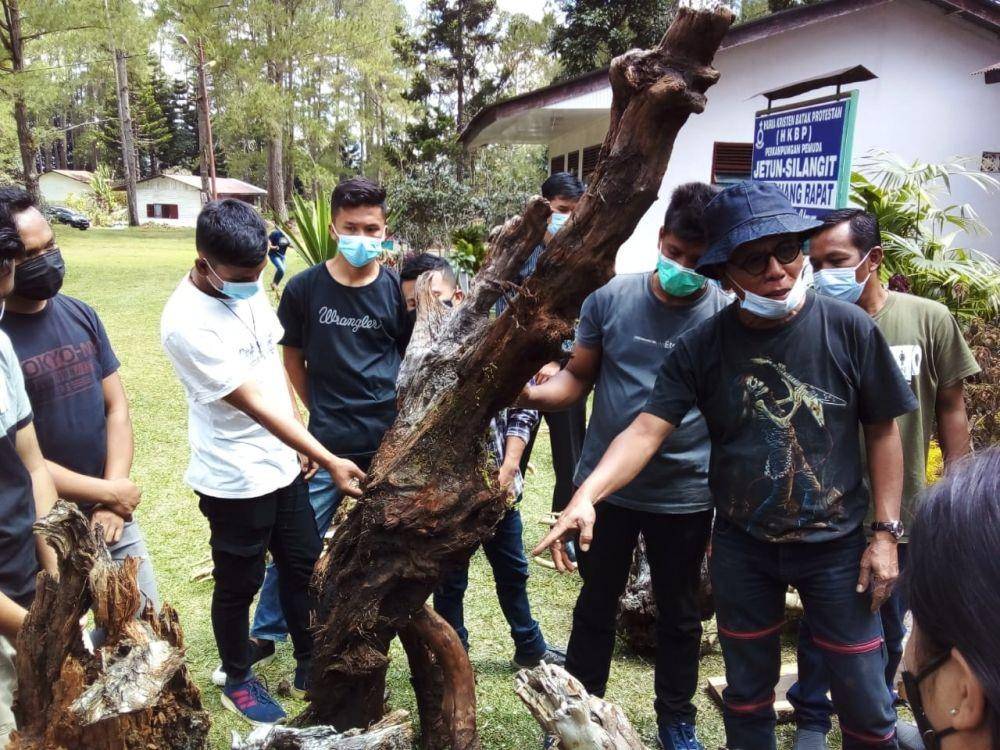 Tenaga Ahli Bidang Ekraf BPODT Sabam Siahaan (Kanan) menunjukkan potongan kayu sisa yang punya potensi dijadikan produk kriya bernilai ekspor. (Dok BPODT)