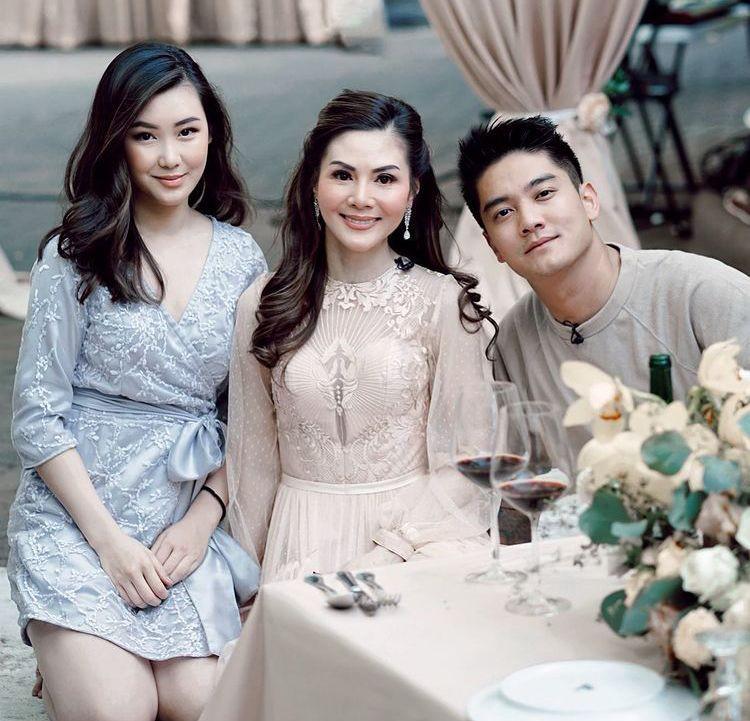 10 Potret Kedekatan Boy William dan Calon Mama Mertua yang Seru Abis