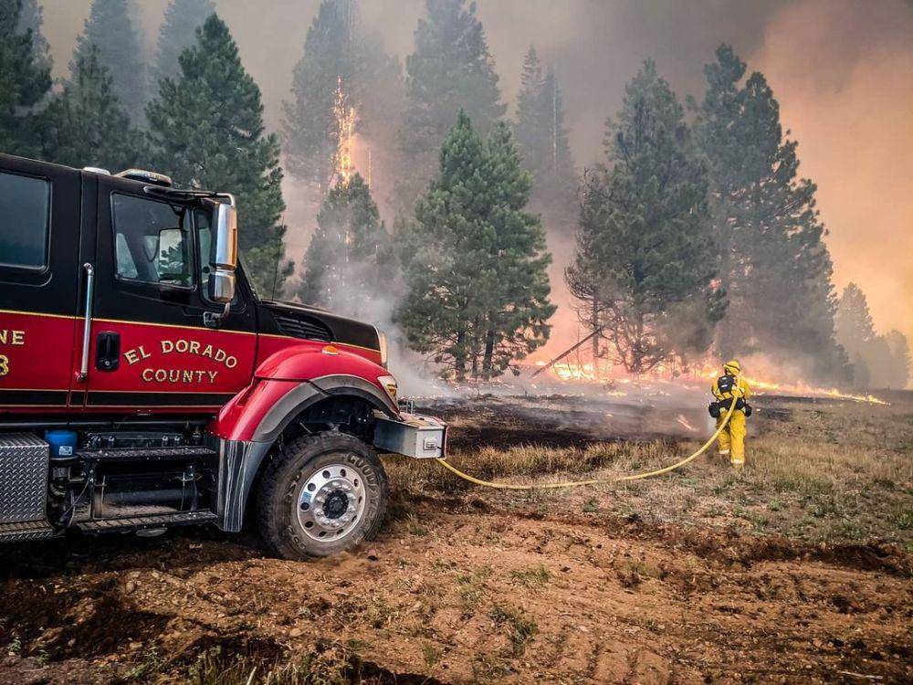 Petugas pemadam kebakaran berusaha memadamkan api Dixie Fire di California. (Instagram.com/ecffirefighters)