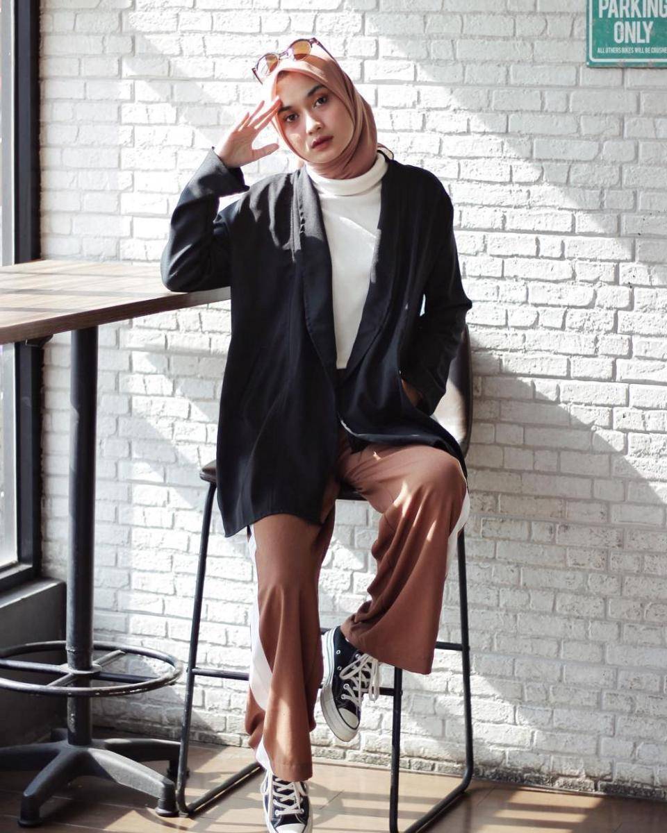 potret outfit wide leg pants ala Alifia Diannisa (instagram.com/alfdns)