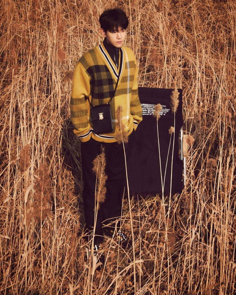 OOTD ala Baekhyun EXO (instagram.com/baekhyunee_exo)