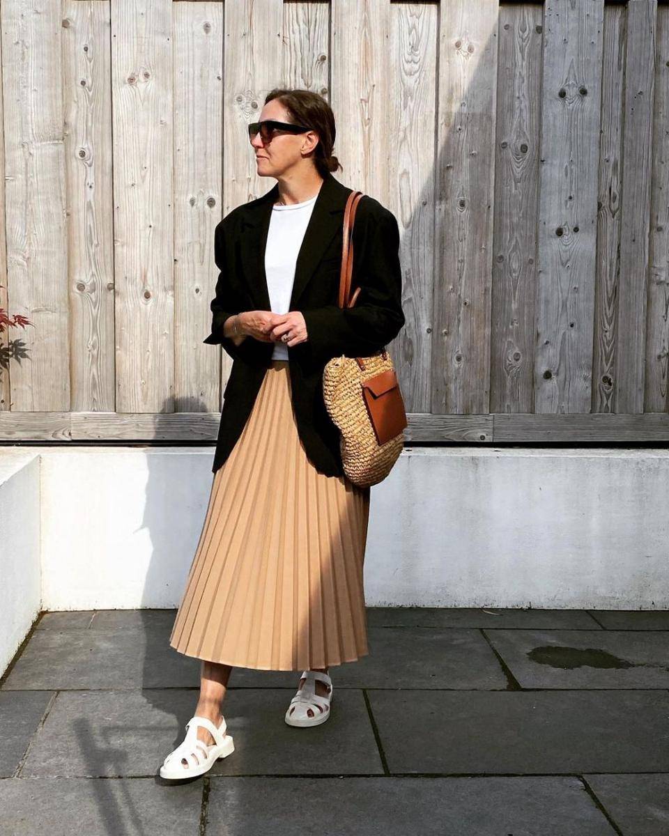 Fisherman sandals dan pleated skirt (instagram.com/buttonsandblazers)
