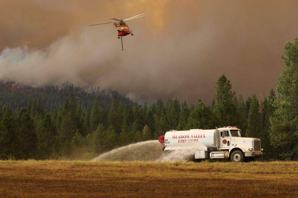 Tim pemadam kebakaran darat dan udara bergabung untuk memadamkan kebakaran hutan California pada 1 Agustus 2021. (Twitter.com/David Swanson)