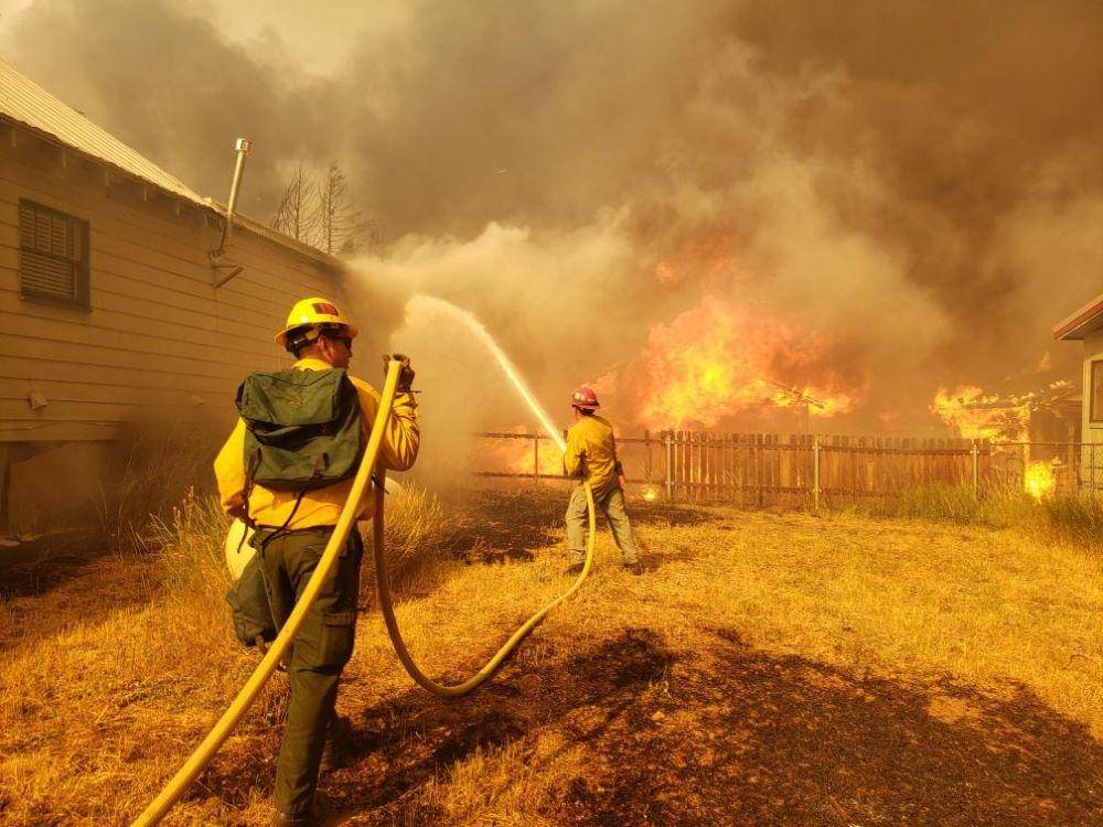 Petugas pemadam kebakaran mencoba menahan laju api yang membakar kota Greenville pada 4 Agustus, namun sebagian besar kota tersebut tetap hangus terbakar. (Twitter.com/Lassen NF)