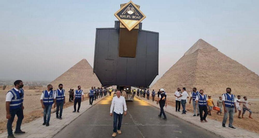 Pemindahan Kapal Raja Khufu ke Museum Besar Mesir pada Agustus 2021. (Twitter.com/Ministry of Tourism and Antiquitie)