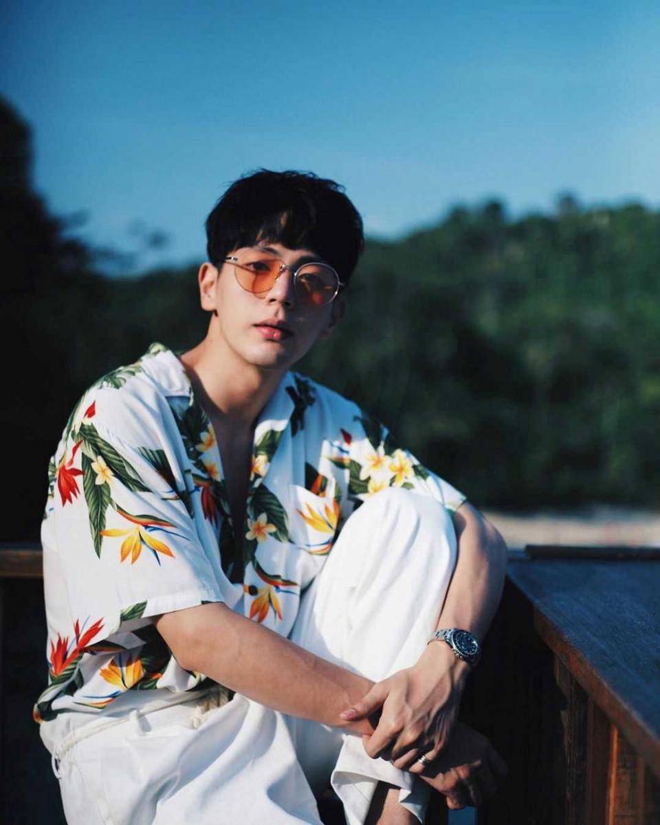 outfit kencan ala Up Poompat (Instagram.com/uppoompat)