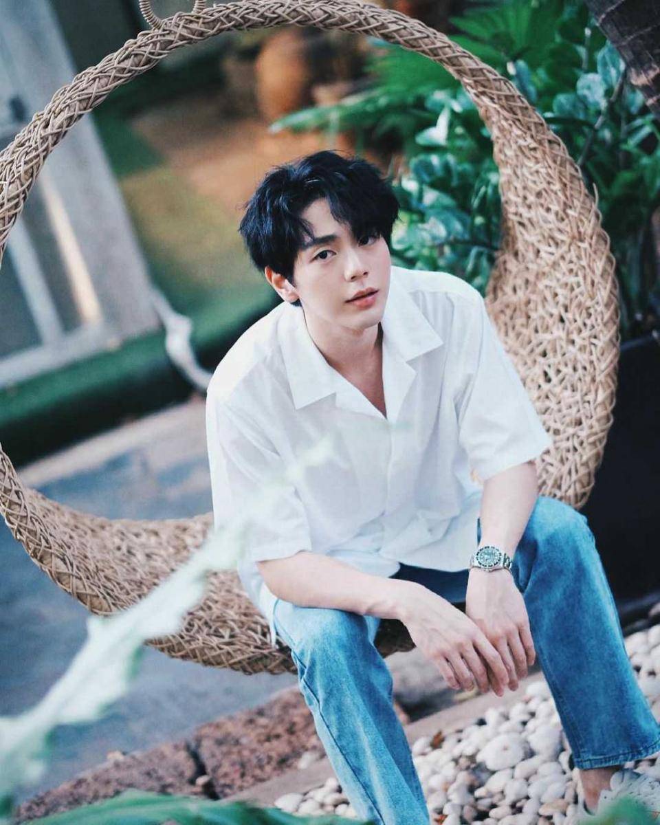 outfit kencan ala Up Poompat (Instagram.com/uppoompat)
