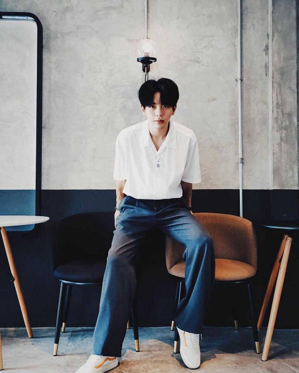 outfit kencan ala Up Poompat (Instagram.com/uppoompat)