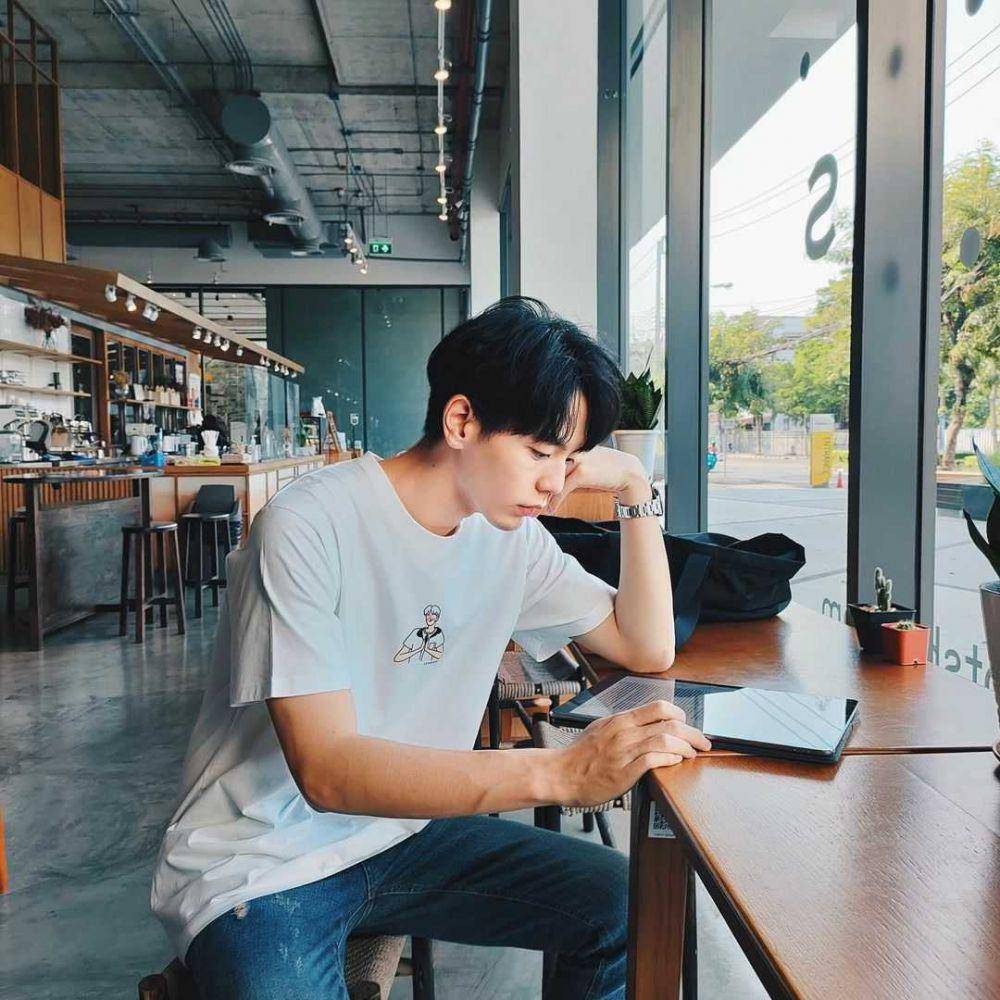 outfit kencan ala Up Poompat (Instagram.com/uppoompat)