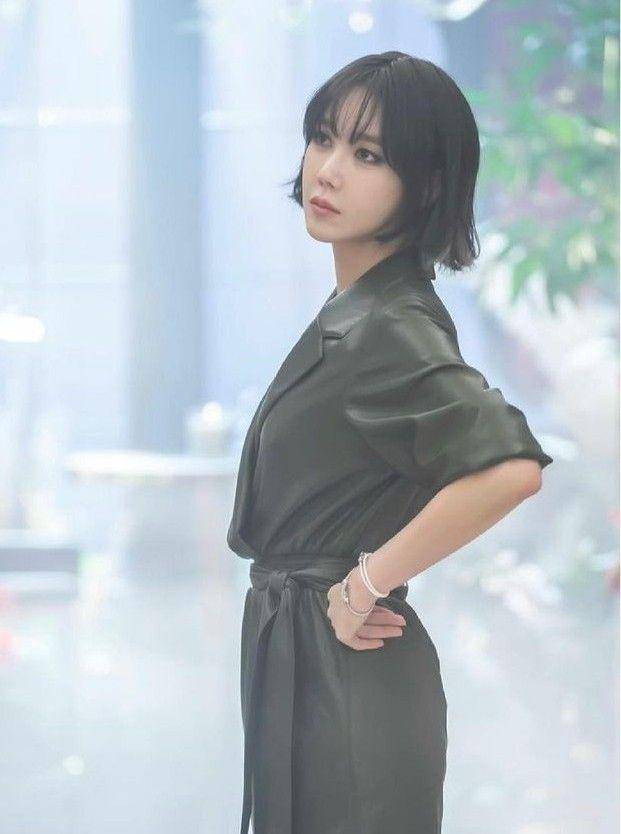 Lee Ji Ah sebagai Na Ae Gyo di Penthouse season 2 (instagram.com/e.jiah)