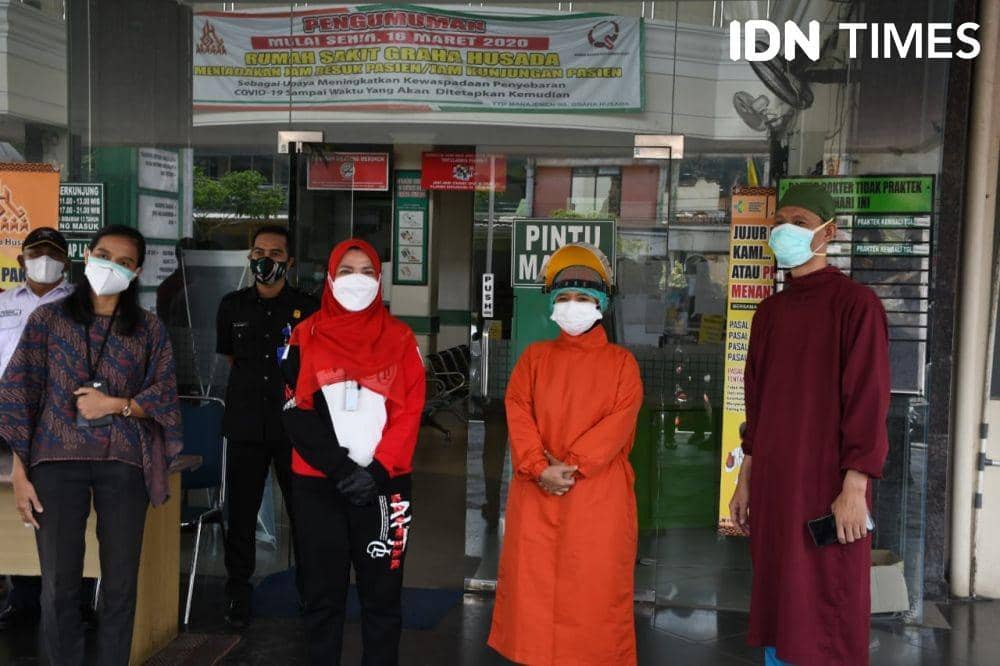 Wali Kota Bandar Lampung, Eva Dwiana menyambangi RSUD Dr A Dadi (IDN Times/Tama Yudha Wiguna)