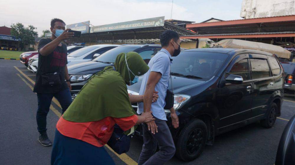 Tersangka saat di bawa ke tahanan. IDN Times/Moch Fad