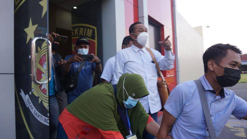 Tersangka saat di bawa ke tahanan. IDN Times/Moch Fad