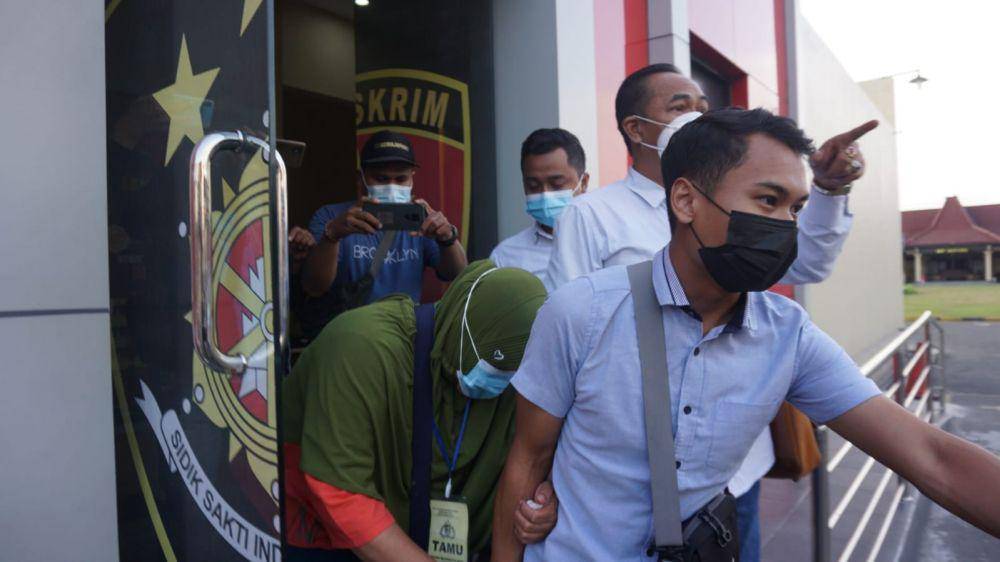 Tersangka saat di bawa ke tahanan. IDN Times/Moch Fad