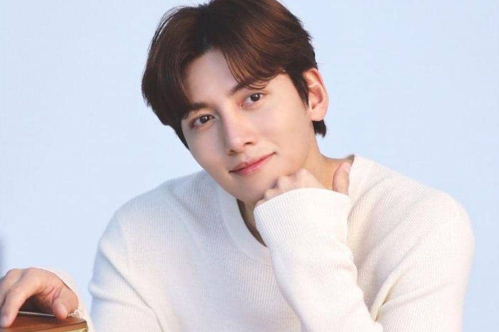 10 Potret Karismatik Ji Chang Wook Berpose Candid, Awas Oleng!
