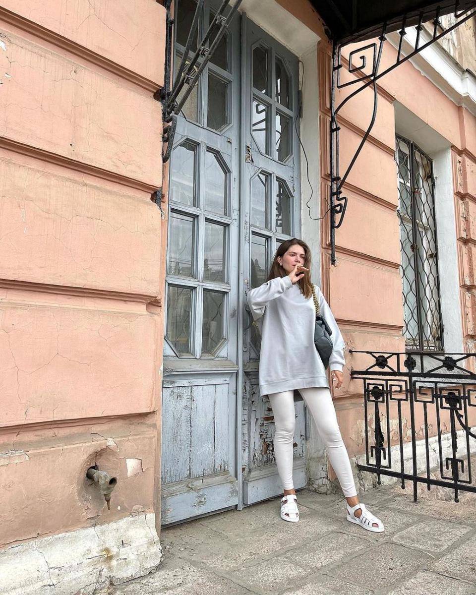 Leggings dan fisherman sandals (instagram.com/irina__co)