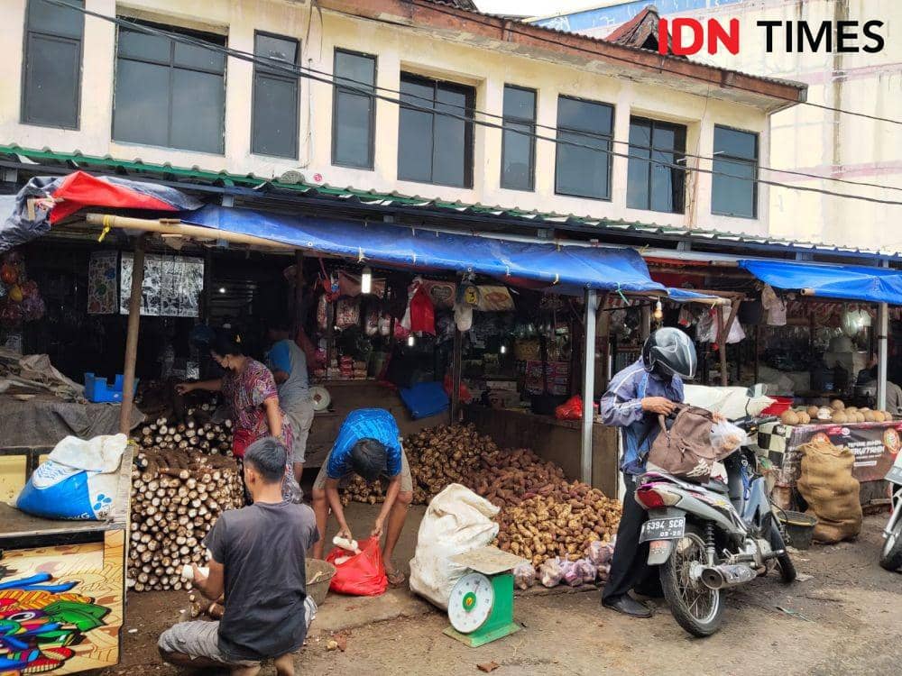 Situasi di Pasar Ciputat, Tangsel selama PPKM Level 4, Sabtu (7/8/2021) - IDN Times - Ridwan Aji Pitoko