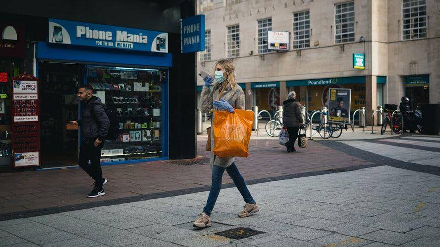 Potret orang yang sedang berjalan di Cardiff, Wales. (Unsplash.com/Shengpengpeng Cai)