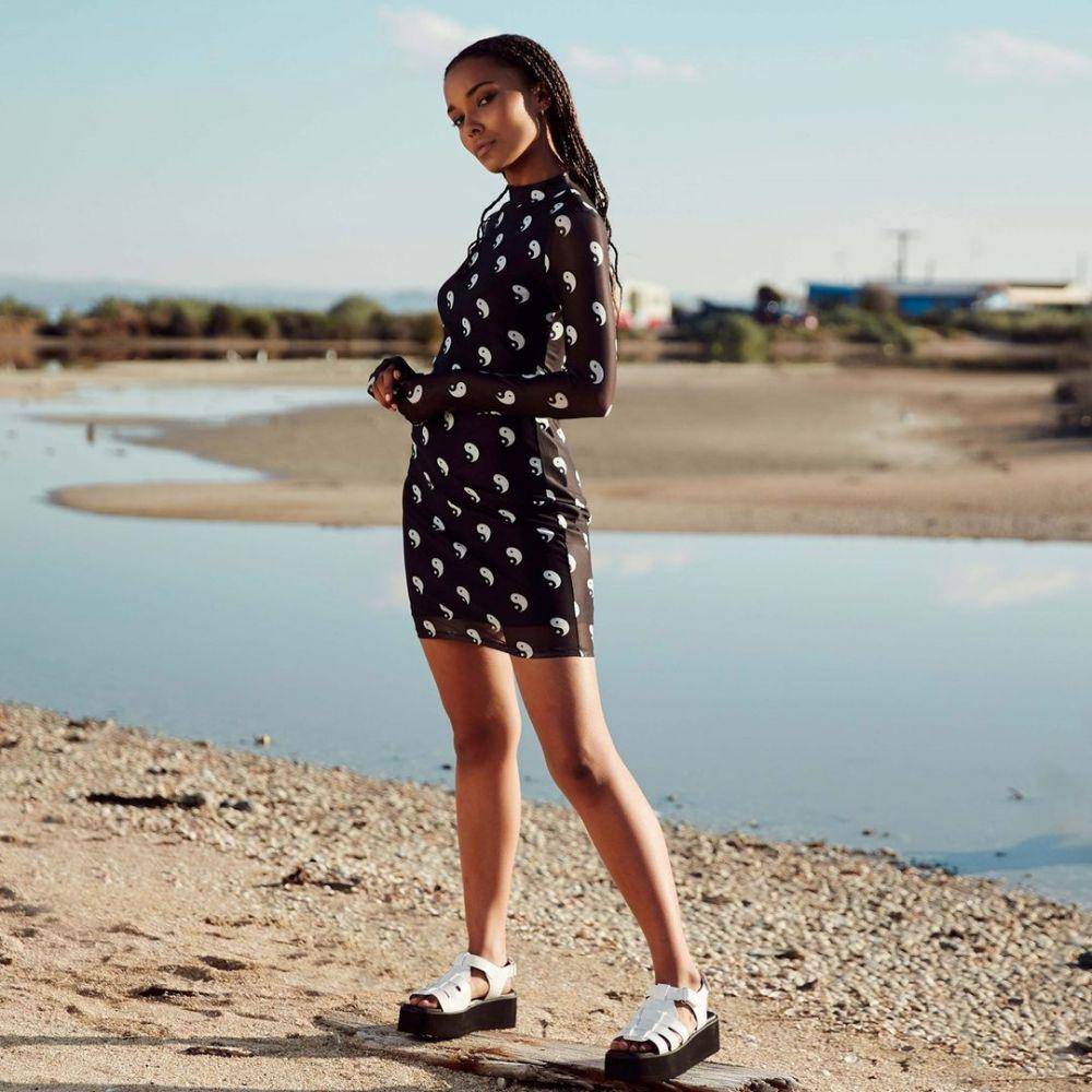 Mini dress dan fisherman sandal (instagram.com/therapyshoes)