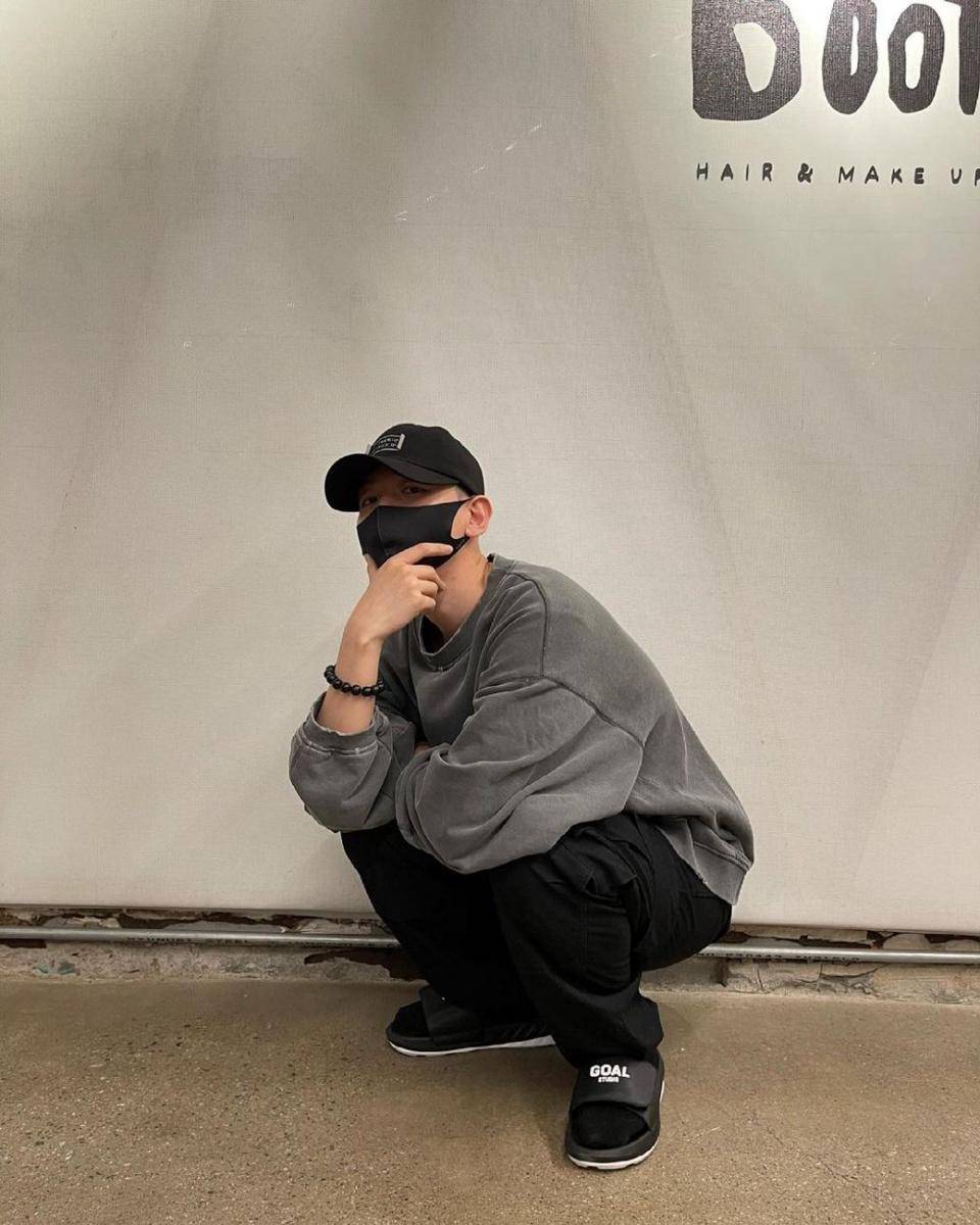 OOTD ala Baekhyun EXO (instagram.com/baekhyunee_exo)