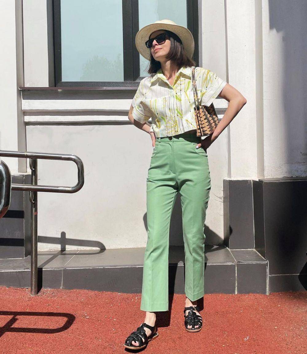 Summer outfit dengan fisherman sandals (instagram.com/yu_chernik)