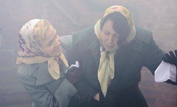 cuplikan episode keempat dari seri Netflix The Crown yang menggambarkan "Great Smog" di London pada 1952, dan menyebabkan kekacauan serta kematian (radiotimes.com)