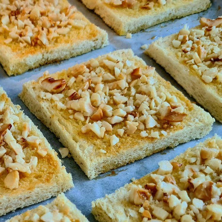 Roti kering kenari (instagram.com/sagukenari)