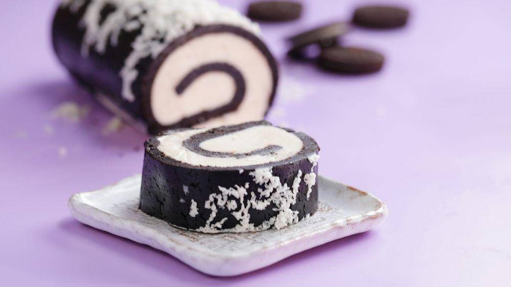 ilustrasi cookies and cream roulade (tastemade.com)
