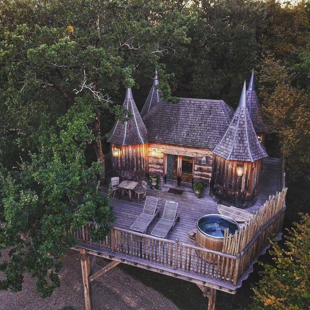 Chateaux Dans Les Arbres (instagram.com/luxeadventuretrvlr)