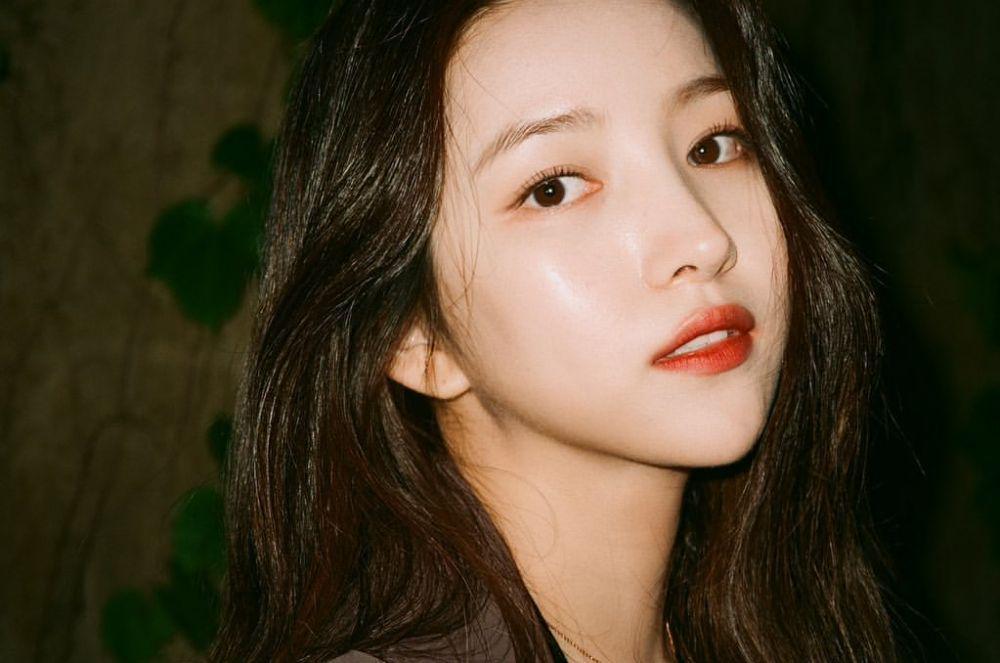 Resmi Gabung di IOK Company, 9 Potret Sowon yang Siap Debut Akting
