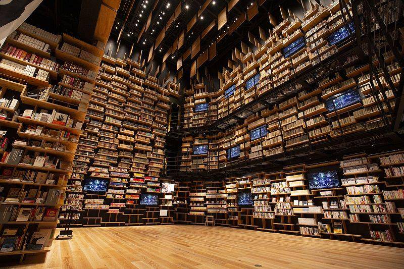 buku-buku di Museum Kadokawa (wandertokyoaround.com)