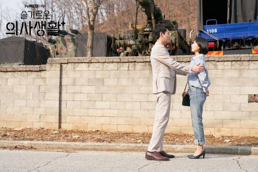 Jung Kyung Ho dan Kwak Sun Young dalam drama Hospital Playlist (instagram.com/hospitalplaylist_official)