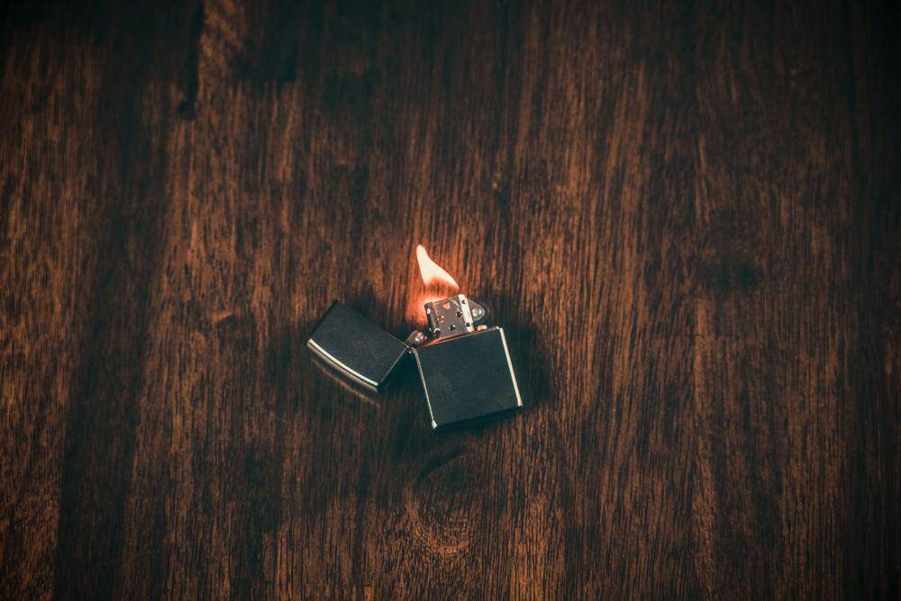 Ilustrasi lighter Zippo (aaron boris/Unsplash )