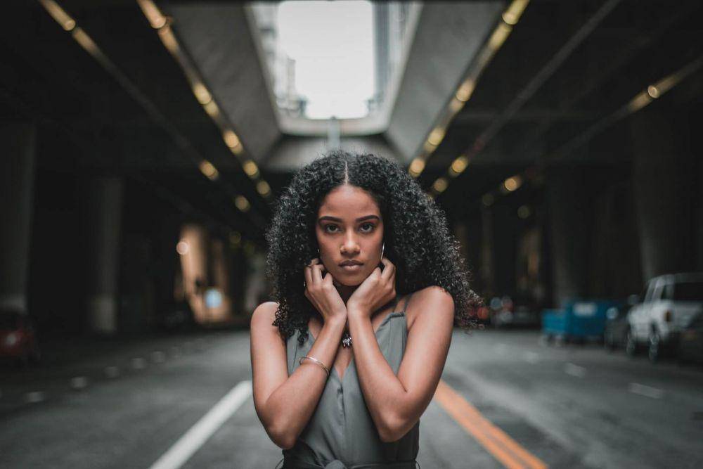 ilustrasi tatapan wanita (unsplash.com/Judeus Samson)