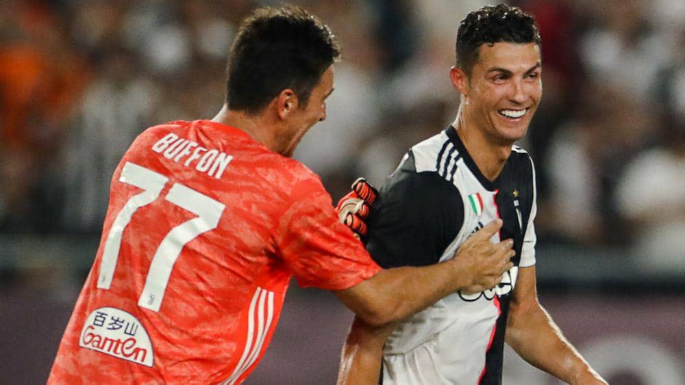Cristiano Ronaldo dan Gianluigi Buffon. (goal.com)