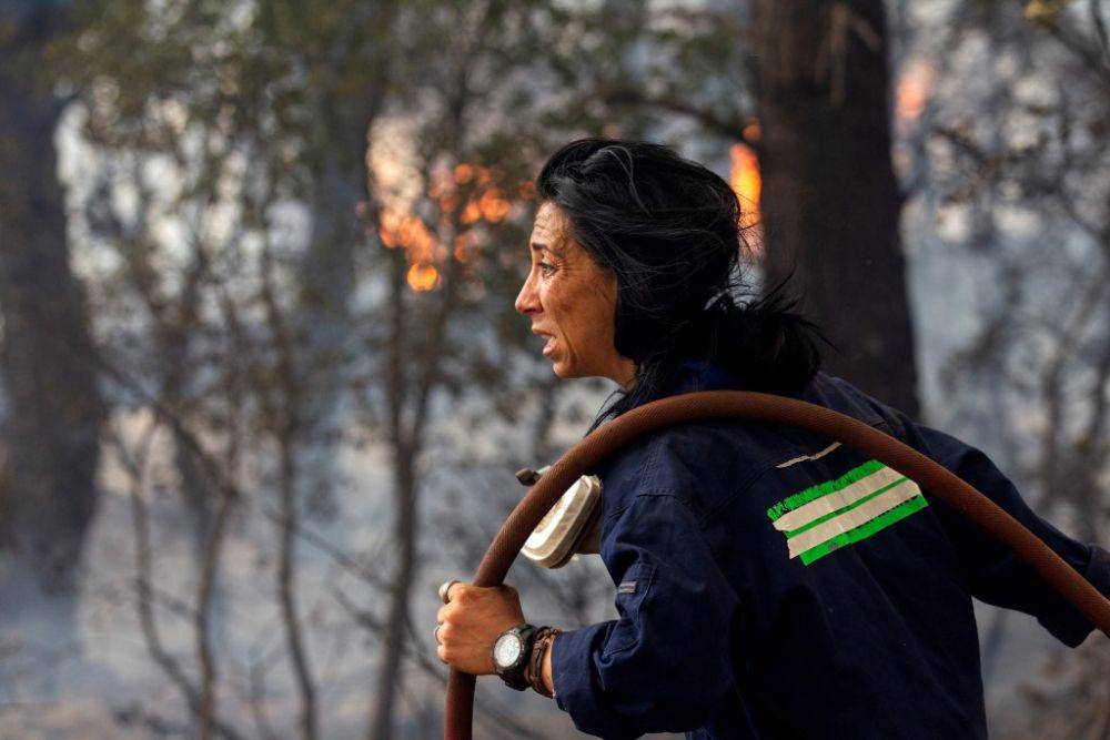 Fotografer Marios Lolos memotret perjuangan Katerina Ioannidou, seorang sukarelawan perempuan pemadam kebakaran Yunani yang telah berjuang habis-habisan memadamkan api. (Twitter.com/lolosmarios)