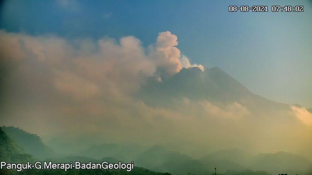 Minggu, Merapi Muntahkan Rangkaian Awan Panas hingga Jarak 3 Km