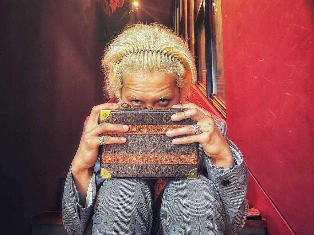 Dijuluki Kakek Swedia, 11 Potret Mino dengan Rambut Blonde Nyentrik