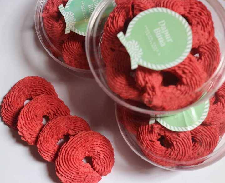 Kue sagu red velvet (instagram.com/dapurbuna.id)