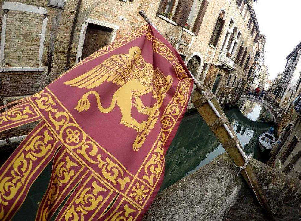 Bendera Venesia (instagram.com/wearecomme)