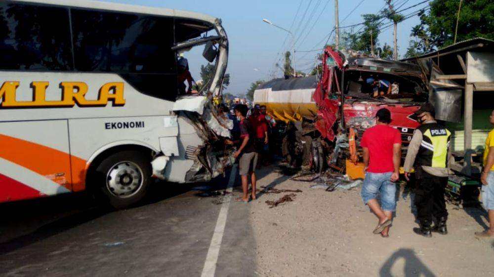Bus Mira menabrak truk tangki parkir. IDN Times/Istimewa