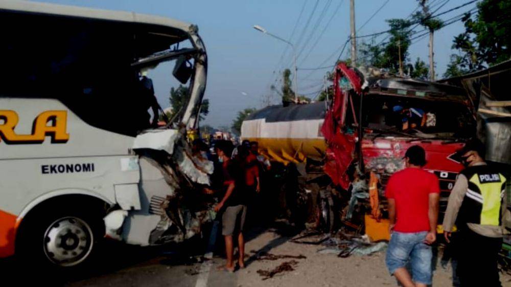 Bus Mira menabrak truk tangki parkir. IDN Times/Istimewa