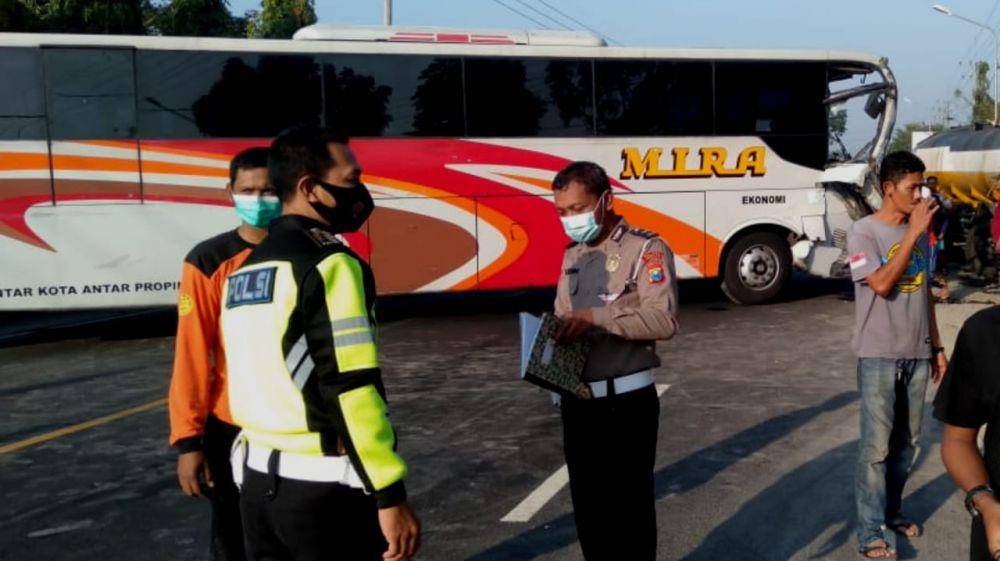 Bus Mira menabrak truk tangki parkir. IDN Times/Istimewa