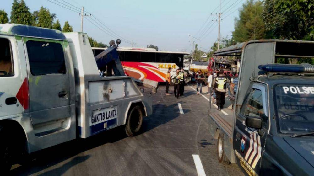 Proses evakuasi bus Mira menabrak truk tangki parkir. IDN Times/Istimewa