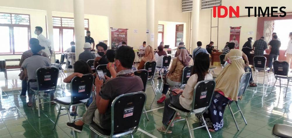 Antusiasme masyarakat mendapatkan vaksinasi di Balai Kalurahan Bangunharo Sewon, Bantul tinggi.(IDN Times/Daruwaskita)