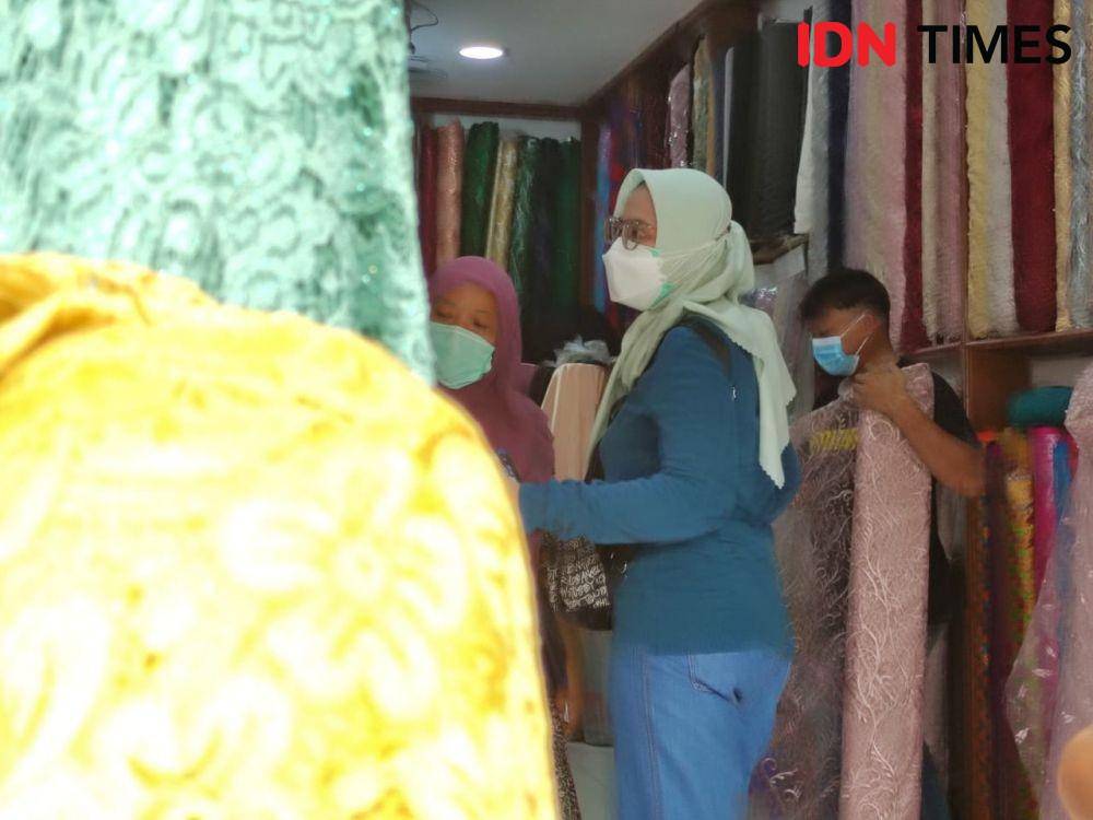 Kondisi pasar tekstil atau bahan Cipadu saat pandemik COVID-19 dan PPKM level 4 (IDN Times/Shemi)