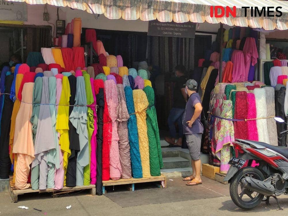 Kondisi pasar tekstil atau bahan Cipadu saat pandemik COVID-19 dan PPKM level 4 (IDN Times/Shemi)
