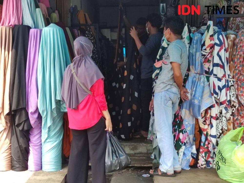 Kondisi pasar tekstil atau bahan Cipadu saat pandemik COVID-19 dan PPKM level 4 (IDN Times/Shemi)